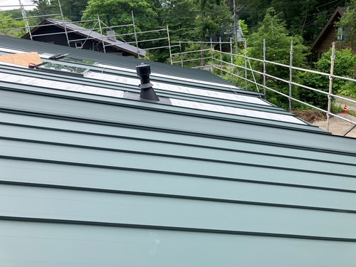 屋根のガルバリウム鋼板施工中